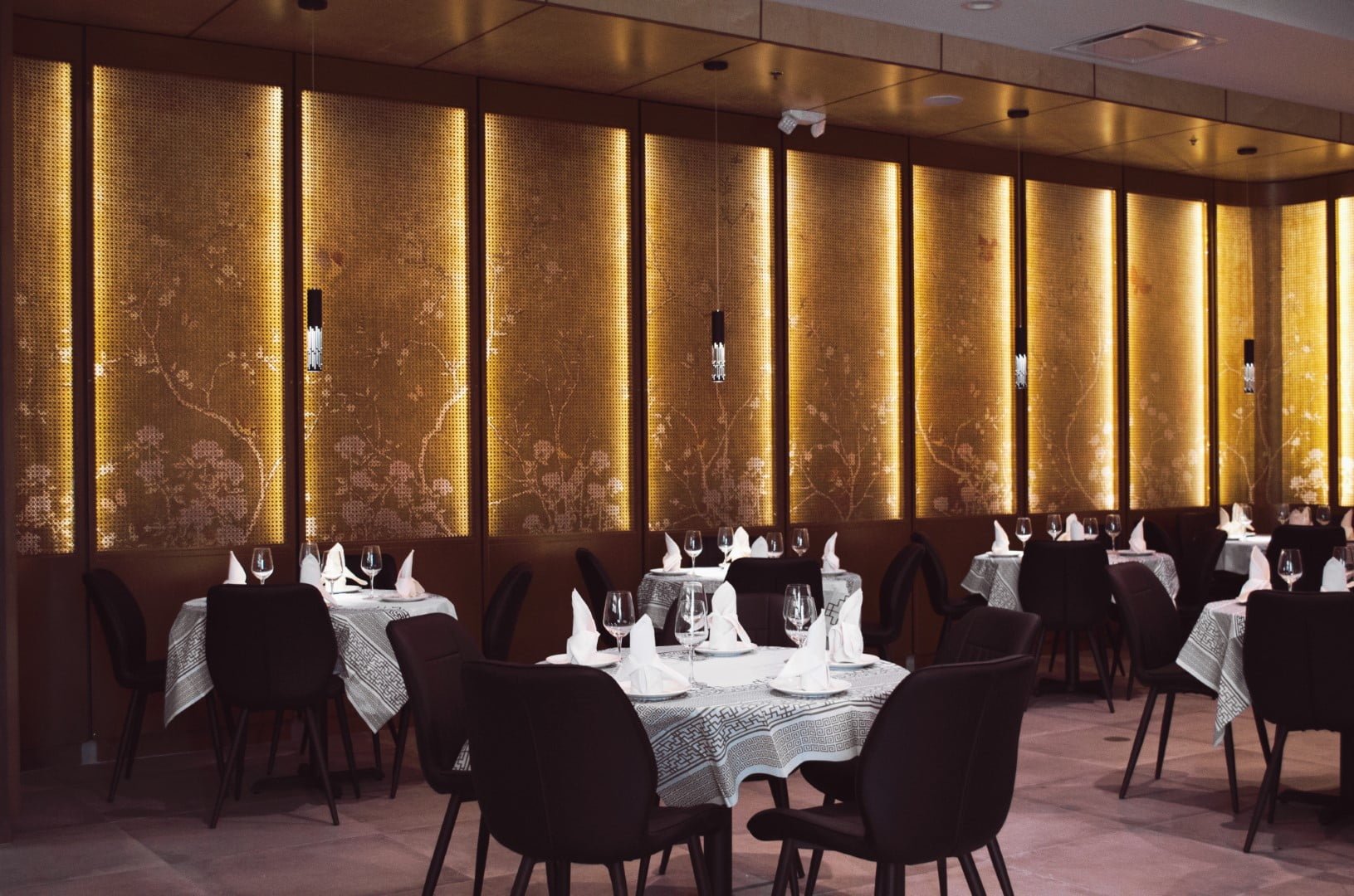 Picture of YH Seafood Clubhouse Chinese restaurant dining room in orlando florida